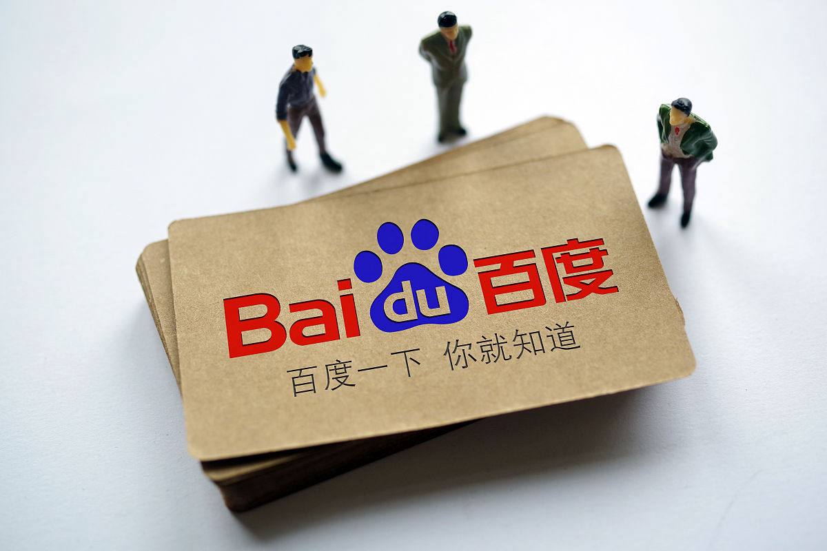 年轻情侣忘情接吻险从扶梯摔下